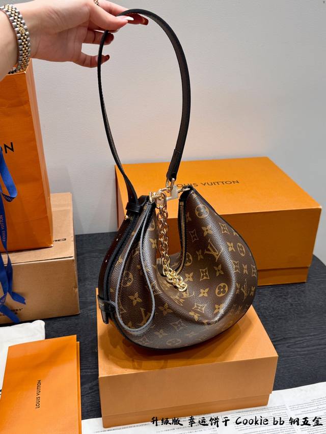 礼盒包装升级版！全钢五金Size：30Cmlv 新款幸运饼干 Cookie Bb腋下包太戳我了吧！上身效果！啥也不说啦！订起来 .25Ss 走秀款搜索Lv 月亮