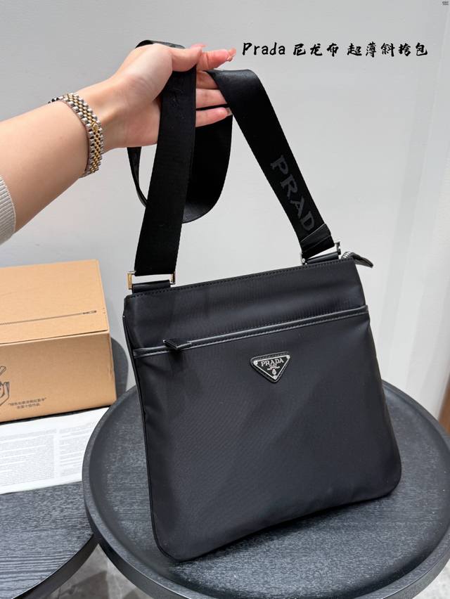 Size:27*26Cmprada 普拉达单肩包斜挎包尼龙材质，轻便防水！黑银配色，高级感十足！内里容量大，时尚不失轻便～男女通用，自带酷酷的感觉