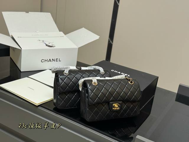 配折叠盒飞机盒Size:23Cm 香奈儿 Cf我们一直很用心在做 秒杀其他市面上的货 顶级原单羊皮纹很舒服的一种！不管您是谁稳稳Hold住哦四季必备单品！