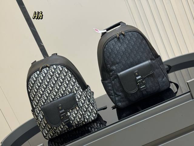 小长假必备双肩包！迪奥老花款双肩包一款背起来超舒服的它可可爱爱！黑色和海军蓝Oblique图案绣线有质感！搜索 Dior 尺寸:32.42Cm