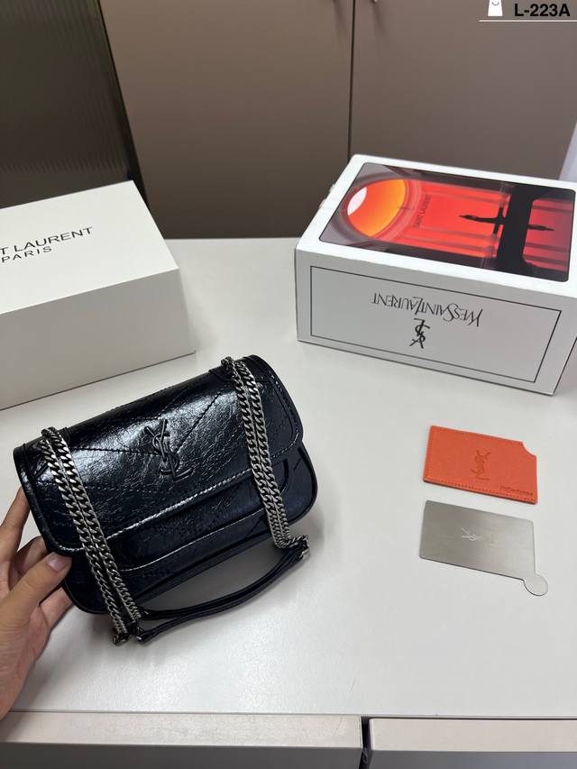 配镜子 圣罗兰Ysl Niki邮差包简直无法拒绝 超显气质高级感十足 集美必入款L-223A尺寸18×12折叠盒 配镜子 圣罗兰Ysl Niki邮差包简直无法拒绝 超显气质高级感十足 集美必入款L-223A尺寸18×12折叠盒