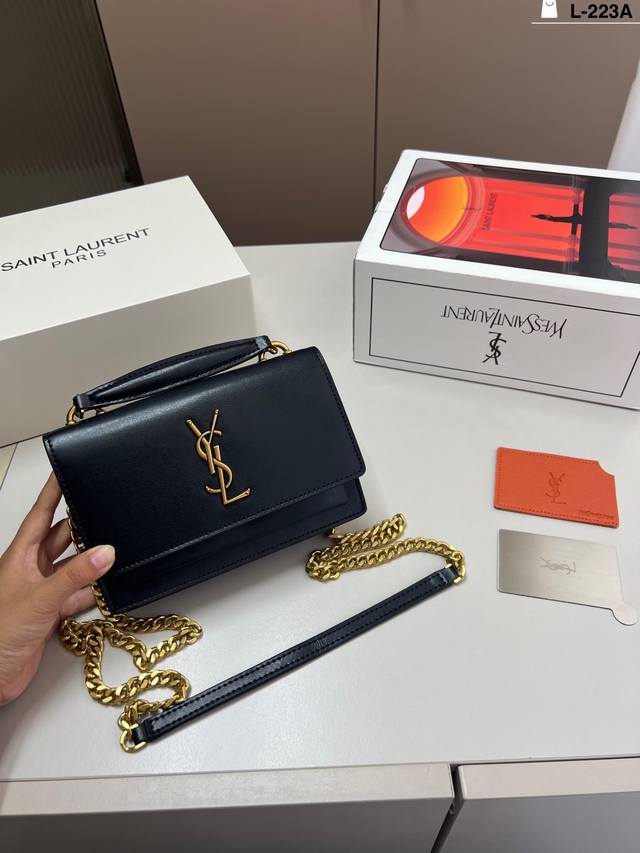 配镜子 圣罗兰Ysl Sunset日落包圣罗兰Ysl Sunset日落包真的是精致浪漫的代名词，低调不张扬L-223A尺寸17×11折叠盒飞机盒