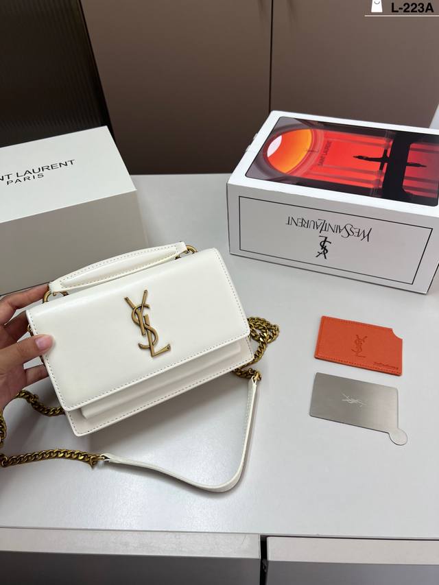 配镜子 圣罗兰Ysl Sunset日落包圣罗兰Ysl Sunset日落包真的是精致浪漫的代名词，低调不张扬L-223A尺寸17×11折叠盒飞机盒