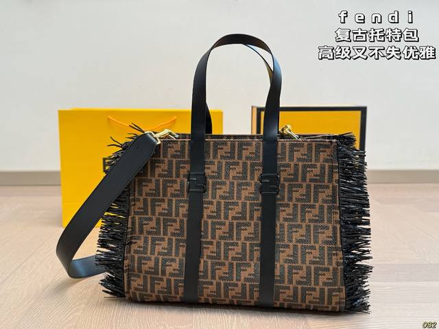芬迪 Fendi托特包颜色搭配很有复古的感觉高级又不失优雅超有氛围感通勤 休闲 约会通通可搭 尺寸36 29 芬迪 Fendi托特包颜色搭配很有复古的感觉高级又不失优雅超有氛围感通勤 休闲 约会通通可搭 尺寸36 29