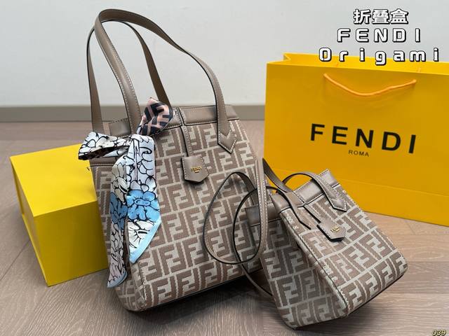 折叠盒芬迪Fendi Origami托特包灵感源自于折纸艺术,可随意变化包型,8个隐藏式吸磁扣保证的物品的安全性,也更加美观。打开是一个Tote 的样式,折起来 折叠盒芬迪Fendi Origami托特包灵感源自于折纸艺术,可随意变化包型,8个隐藏式吸磁扣保证的物品的安全性,也更加美观。打开是一个Tote 的样式,折起来