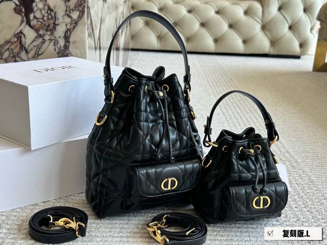 Diorcaro皮具系列以迪奥先生的妹妹卡特琳 娜 迪奧 Catherine Dior 的昵称 Caro 命名采用羊皮革等材质精心制作，饰以超大藤格纹缉面线，带