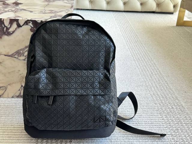 万茜赵今麦都在背的三宅双肩包，凭啥这么火现象级断货王炸Kuro双肩包回归万茜赵今麦高频翻牌的经典款，凭啥被疯抢V黑色几何结构 先锋日式美学V轻量化设计 通勤旅行