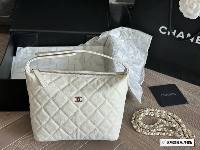 Chanel25Chobo经典链条晚宴包饭盒包Chanel 25C Hobo经典链条晚宴包 饭盒包，饭盒造型系列的包包一直非常抢手材质牛皮抗造链条肩带可拆尺寸: