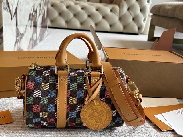 Lv X Nigo Keepall Xs 21 枕头包 手袋是一款理想的都市手袋。 标志性的造型与经典的 Monogram 帆布，加之多种携带方式和奢华的天然牛