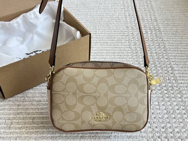 Coach 相机包 Coach中号相机包双层拉链，小体型大容量。尺寸:25*18*8