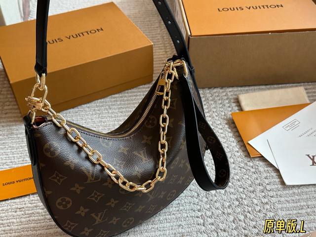 Lv Cookie Bb手袋 救命。经典老花+月牙轮廓，还能解锁3种背法，直接把“实 用”和“颜值”焊死在包包上 0染[设计:复古与时髦的碰撞]月牙形设计自带复