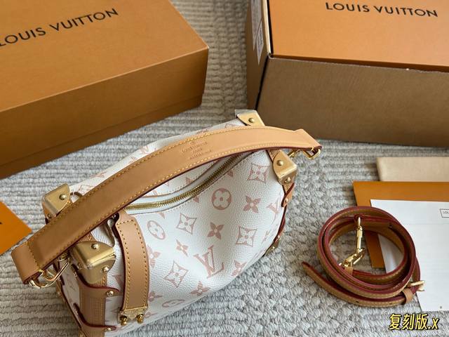 双盒Lvsidetrunk 谷爱凌同款梦中情包后米米嘟 谷爱凌也在背的一款Side Trunk沙丘色也是最新的限定色哦~白色软盒子上身松弛感满满金属配饰很有质感