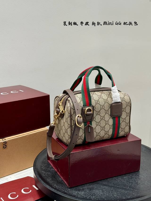 全套包装复刻版 老花配牛皮新款来袭 Gucci Mini Gg波士顿 新品枕头包经典双G老花+标志性绿红绿织带采用Ggsupreme Tende材质打造细节满满