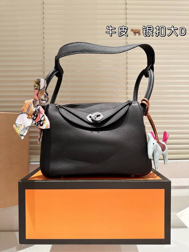 原单进口头层牛皮 Hermes 单肩包 琳迪包爱马仕 Lindy琳迪包头层牛皮休闲范儿十足 银扣带着点松弛感软软呼呼的平时喜欢休闲随性穿搭的姐妹可买一款包型而且 原单进口头层牛皮 Hermes 单肩包 琳迪包爱马仕 Lindy琳迪包头层牛皮休闲范儿十足 银扣带着点松弛感软软呼呼的平时喜欢休闲随性穿搭的姐妹可买一款包型而且