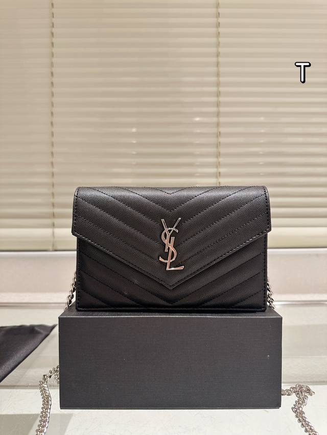 礼盒千元级最值得买的高奢包买一个得仨Oyves Saint Laurentysl的包包里最最最值得买的一款鱼子酱牛皮信封包1、容量大，Mac手机无压力2、内里N