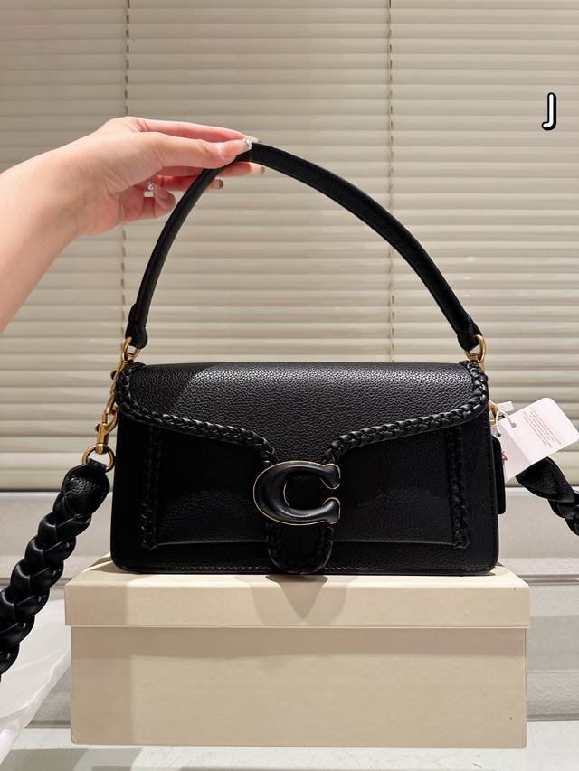 Size：26.15Cm 配盒子百搭神器 Tabbycoach 酒神Tabby奶白色 超级好看！五金处Coach的刻字 满满的小细节 配置双肩带 牛皮品质！