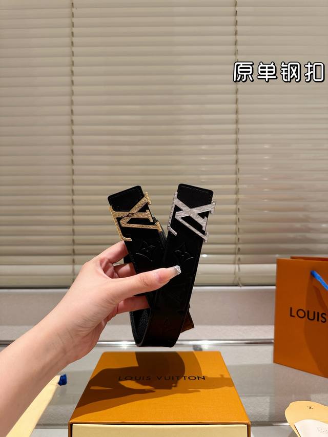 钢扣 高版本!腰带 Lv牛皮皮带~热门款 男女通用皮带里面最火的版本啦~质量很好 全套包装!五金绝对不褪色 皮带头和专柜一样的哦~ 配礼盒手提袋发票 钢扣 高版本!腰带 Lv牛皮皮带~热门款 男女通用皮带里面最火的版本啦~质量很好 全套包装!五金绝对不褪色 皮带头和专柜一样的哦~ 配礼盒手提袋发票