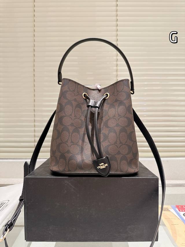 牛皮版本 Coach Rowan 水桶包 作为一款出色的全能单肩包，尺寸不会太大或太小，可妥善收纳日常所需物品。采用拋光鹅软石纹皮革制作，并井有条的内部空间包含