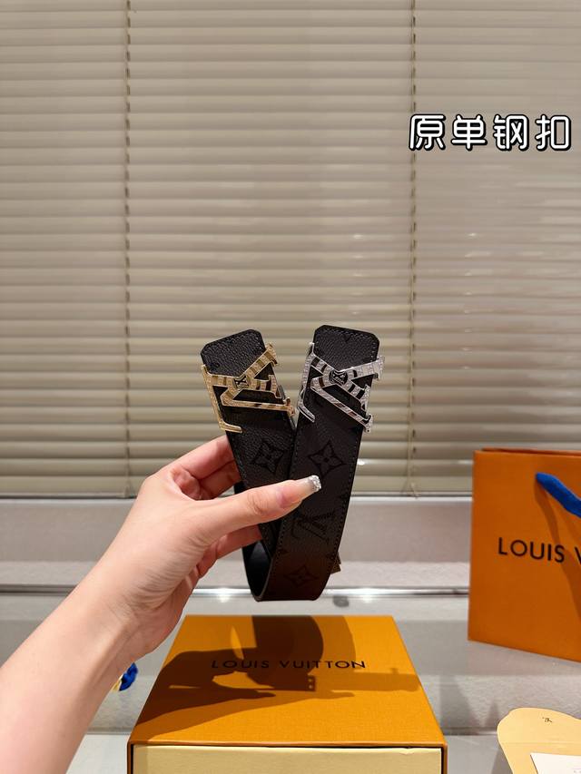 钢扣 高版本!腰带 Lv牛皮皮带~热门款 男女通用皮带里面最火的版本啦~质量很好 全套包装!五金绝对不褪色 皮带头和专柜一样的哦~ 配礼盒手提袋发票 钢扣 高版本!腰带 Lv牛皮皮带~热门款 男女通用皮带里面最火的版本啦~质量很好 全套包装!五金绝对不褪色 皮带头和专柜一样的哦~ 配礼盒手提袋发票