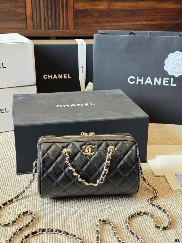 Chanel 保龄球包白金 荔枝牛太美啦小巧玲珑！精致到无法呼吸的小保龄球包圆鼓鼓的包型随手一拎都超可爱！经典耐用的荔枝牛皮的材质很加分！使用起来根本不需要怎么