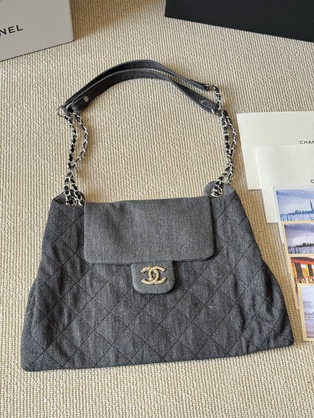 Chanel 2Way，你可以永远相信慵懒风香香Chanel Vintage慵懒风黑银2Way上身太高级了 随性又好背不管是单肩斜挎还是流浪背都妥妥的有气质！尺