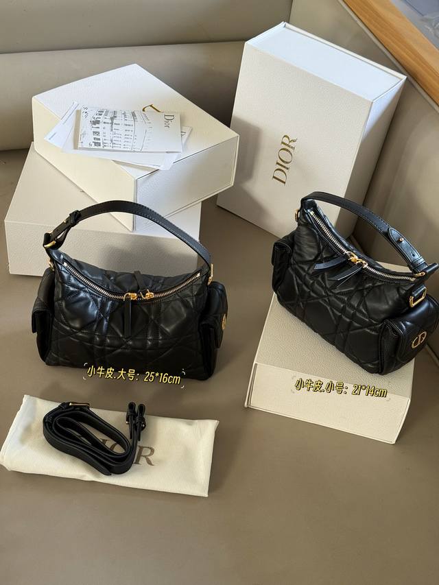 配盒 小牛皮！Size：21*14Cm 小 25*16Cm 大 D家 D-Dream太妙了看完就入手自重很轻,有两条肩带可以手提斜挎 侧面还有两个兜兜相比Djo