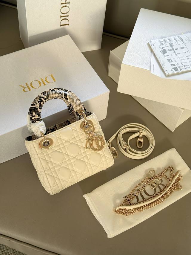 配盒 羊皮Size：17Cm2025年首发的蛇纹拼皮戴妃上线啦~D家 蛇纹 拼接 戴妃搭配两条肩带！ 实物不要太精致！