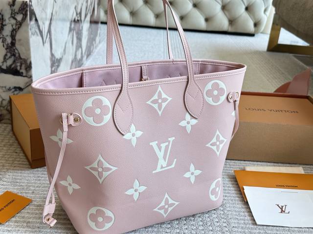 Lv Neverfull购物袋 N41605Lv 家的经典王牌，超大容量的设计作为妈咪包和Ol通勤都是妥妥 滴,出镜率 最高的包款。条纹内衬完全不单调沉闷，设计