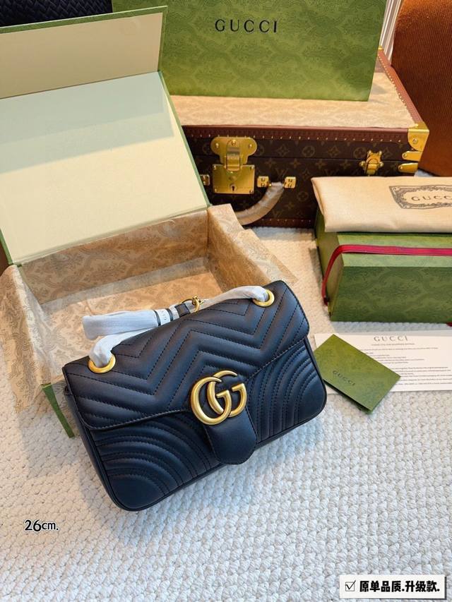 配礼盒.酷奇Gucci Marmont链条包简洁大方又不失高级感软软糯糯太有质感了不管是搭配休闲运动还是时装短裙都可以轻松驾驭绝对的时尚百搭颜值超高！！！尺寸：