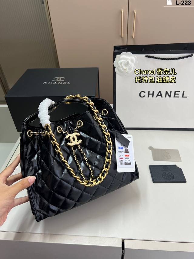 配镜子 香奈儿Chanel嬉皮腋下包托特包这款觉得手拎就很好看配休闲装很酷啊!实物很漂亮 质感超级棒L-223尺寸25×21折叠盒 配镜子 香奈儿Chanel嬉皮腋下包托特包这款觉得手拎就很好看配休闲装很酷啊!实物很漂亮 质感超级棒L-223尺寸25×21折叠盒