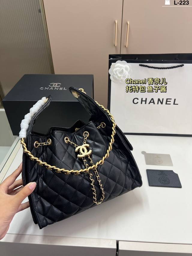 配镜子 香奈儿Chanel嬉皮腋下包托特包这款觉得手拎就很好看配休闲装很酷啊!实物很漂亮 质感超级棒L-223尺寸25×21折叠盒 配镜子 香奈儿Chanel嬉皮腋下包托特包这款觉得手拎就很好看配休闲装很酷啊!实物很漂亮 质感超级棒L-223尺寸25×21折叠盒