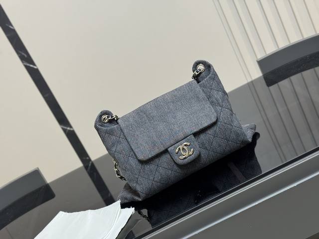 香奈儿牛啊牛啊还得是牛仔牛仔是很随性又很好用的一种材质呢吧Chanel这一只的牛仔邮差包真的很乖呢尺寸:38.24Cm
