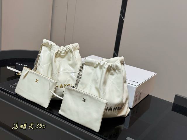 飞机盒 升级版 Size：35*37Cm 太好搭配了呜呜呜Chanel 22Bag更酷哦！升级后皮子摸着更舒服 更雾面哑光一点 软软糯糯的质感超级舒服搜索 香奈