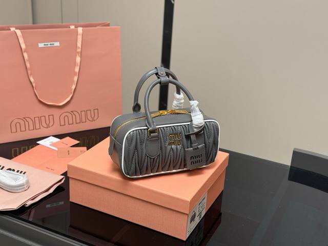 升级版配盒Size：23*12Cm Miumiu保龄球 新尺寸很难不爱啊啊！这个尺寸很难不动心哦！可手拎也可斜挎容量足足的~~出场就是Miumiu小公主！