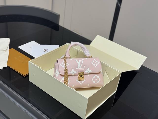 迷你 配盒Size：21*11Cmcmlv Nano Madeleine迷你玛德琳回归 公主包配置两截链条！随意Diy哦！全粒纹Taurillon牛皮裁制