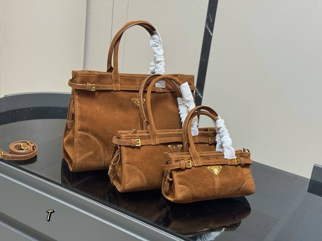 Size：38Cm 32Cm 24Cm普拉达 翻毛皮Soft Lux绝对逃不过这个腋下包容量却很大！日常用足够啦～各种Party宴会趴！