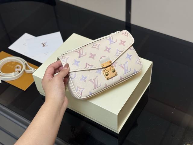 配折叠盒最新尺寸 :21×6×13Cmlv高品质 性价比超高 一定要好好看细节看五金看材质 新款邮差小号 East West 配置链条和皮肩带