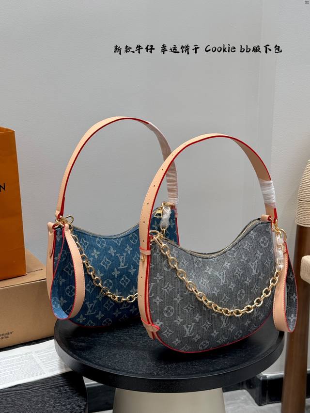 带盒子Size：30Cmlv 新款幸运饼干 Cookie Bb腋下包太戳我了吧！上身效果！啥也不说啦！订起来 .25Ss 走秀款搜索Lv 月亮包