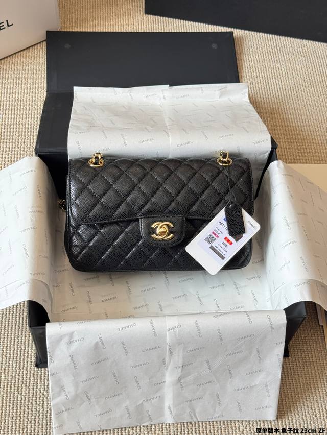 原单版本 鱼子纹 Cf Chane*-Cf经典之最 四季必备的原单系列“女神包”名媛超爱时尚宠儿 拥有超久历史 女人们的挚爱法宝 简约优雅凸显气质 不论单肩手提