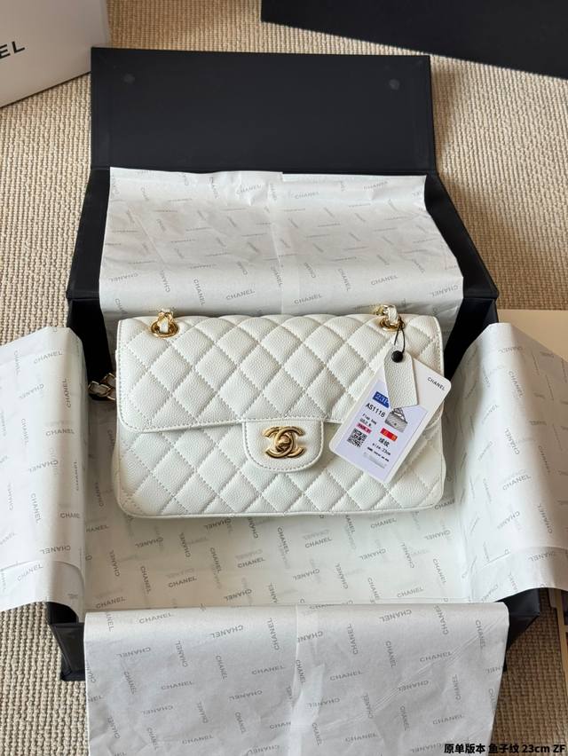 原单版本 鱼子纹 Cf Chane*-Cf经典之最 四季必备的原单系列“女神包”名媛超爱时尚宠儿 拥有超久历史 女人们的挚爱法宝 简约优雅凸显气质 不论单肩手提