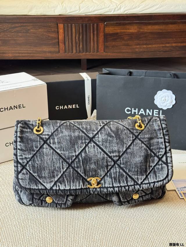 复刻版 原版布 Chanel这波牛仔拼雪纺要火Chanel F W2025｜刚刚发布的Chanel 2025秋冬高级成衣系列中我们可以看到更修长的廓形，牛仔与雪