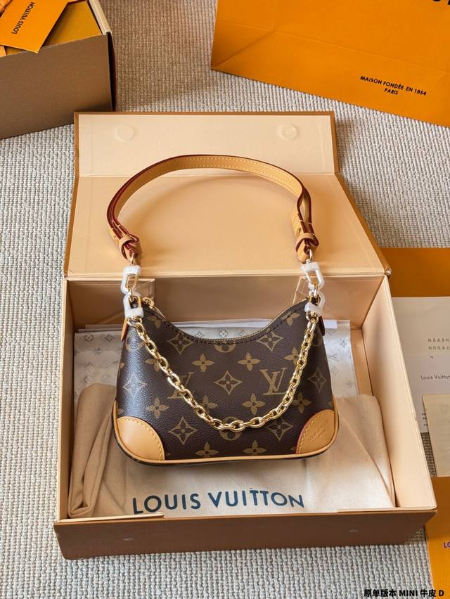 原单版本 牛皮 全钢 Minilv Boulogne邮差包 牛角包新款的 Boulogne Size 对比之前小了，但完全不影响它的容量。设计上多加了金色链条