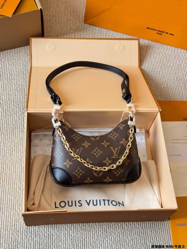 原单版本 牛皮 全钢 Minilv Boulogne邮差包 牛角包新款的 Boulogne Size 对比之前小了，但完全不影响它的容量。设计上多加了金色链条