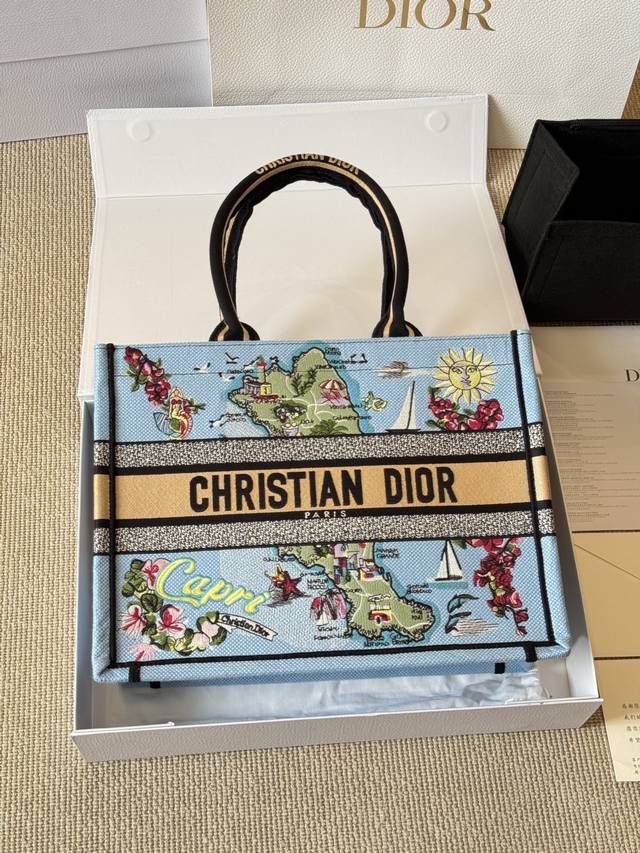 复刻版 原版布 Dior 原版布提花 25Ss新款蝴蝶刺绣Book 托特包 Dior Book Tote今年最喜欢的一款购物袋 Tote我用的次数最多的包，因为
