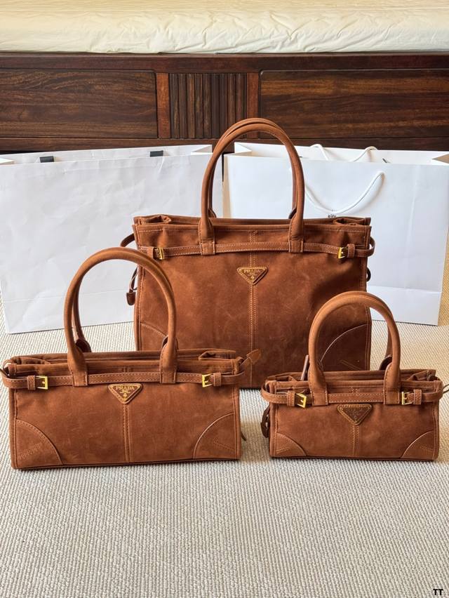 Prada 普拉达 鹿皮Soft Lux绝对逃不过这个腋下包容量却很大！日常用足够啦～尺寸 38Cm 32Cm 23Cm