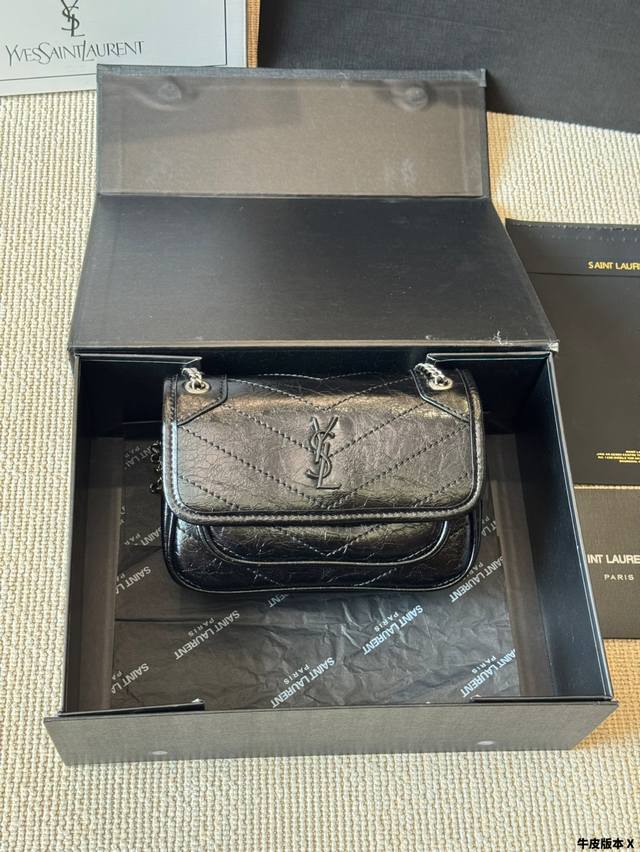 牛皮版本 Mini ｜Ysl Niki 容量超大 出去逛一天什么都可以放进去背法也很好看 黑色真的是跟各种颜色的衣服都很搭 之前一直在Onthego和这个之间犹