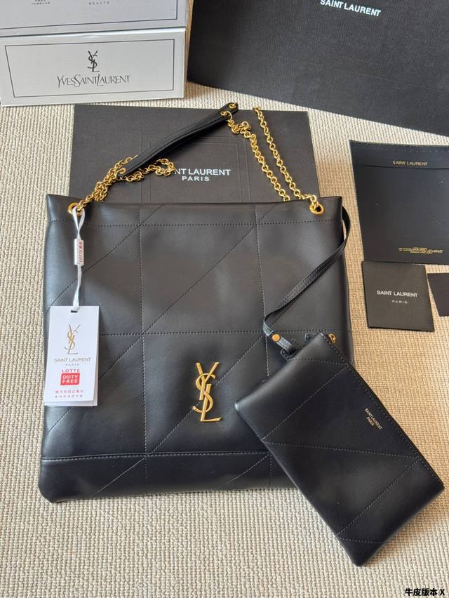 牛皮版本 Ysl 新款Jamie 4.3 Pochon这个款式热度很高，黑金配色高级，包型时尚，容量足够，万物可装，坚版包型上身修长身形，自带慵懒感！包包采用柔