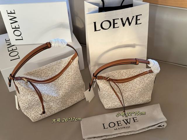 小 配盒子 大 配盒子最近超级火的便当包 最新款Loewe Cubi提花帆布材质搭配黑色这个颜色最好看！尺寸22×15Cm 小 26*17Cm 大