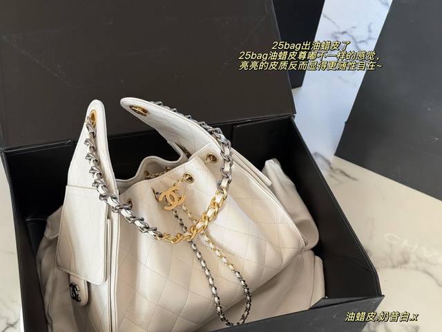 油蜡皮 配盒Size：26*21Cm 小 小香家 25C Hobo嬉皮腋下包225Bag油蜡皮尊嘟不一样的感觉， 亮亮的皮质反而显得更随性自在~包口可调节的抽绳