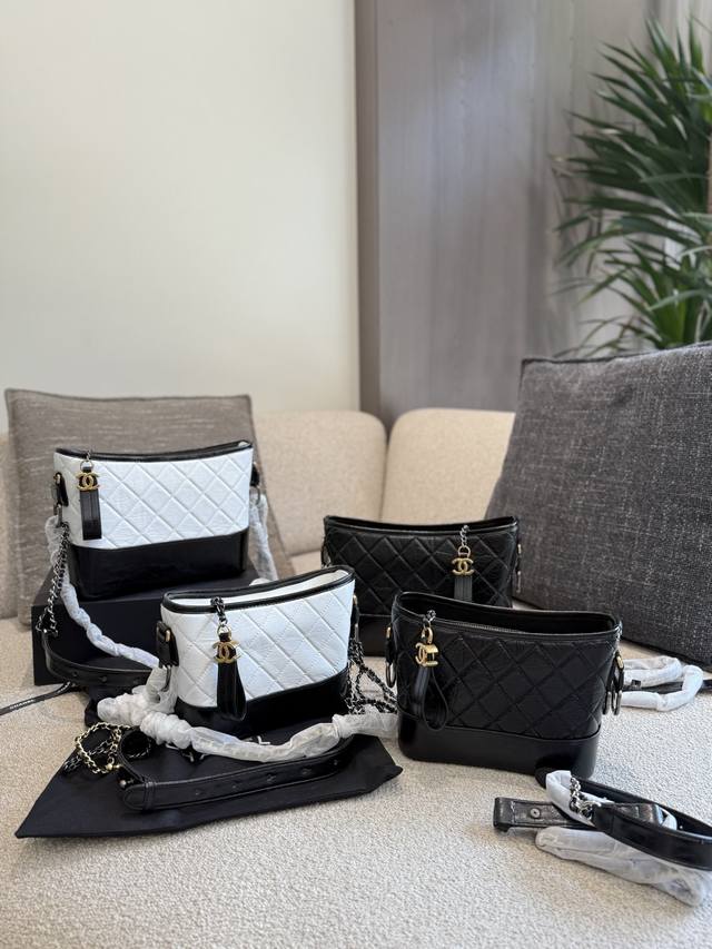 香奈儿Chanel黑金小号Gabrielle流浪包，多种背法，热门 爆款 # 升级版带手腕带 香奈儿 全套包装 20Cm24Cm